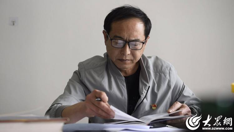 巨野王呈周：从学徒到高级工程师 打造砖瓦行业首台国产打包机